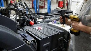 Монтаж главного выключателя АКБ "Надежный Контроль 15"