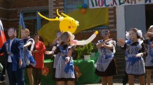 Танец с лицами учителей на последний звонок