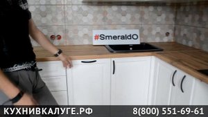 Угловая классическая кухня. Столешница под дерево.