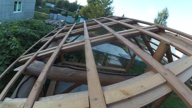 Беседка из кругляка. ч.5 Стропила. Сборка системы наверху. Крепление конструкции. Обрешётка. смотреть онлайн