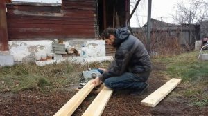 Самодельный  деревянный стол.