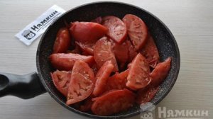 Жареные помидоры с яйцами и сыром на сковороде