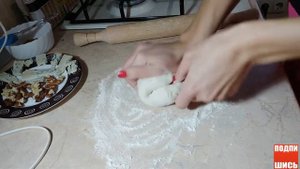 Пицца с сыром дорблю и грушей. Pizza with Dorblu and pear.