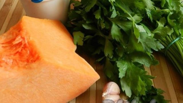 Тушеная тыква в сметане с чесноком