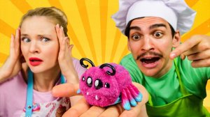 Пауки в кафе у Барби! Видео про куклы и готовку. Веселые игры для детей