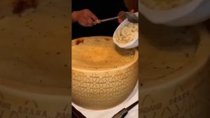 КУХНЯ ИТАЛИИ: ПОКАЗЫВАЕМ, ЗАЧЕМ ПОДЖИГАЮТ СЫР ПАРМЕЗАН!