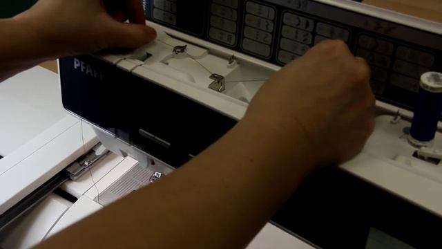 Заправка верхней нити в швейно-вышивальной машине PFAFF смотреть онлайн