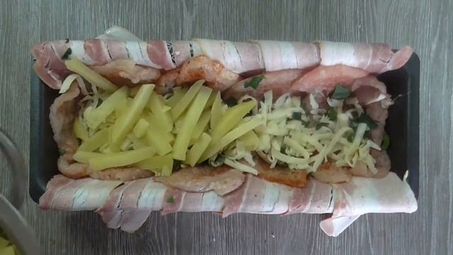 Рулет из куриной грудки с картофелем в беконе