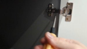 Как отрегулировать мебельные петли на двери шкафа