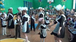 11 класс. Танец с первоклассниками.