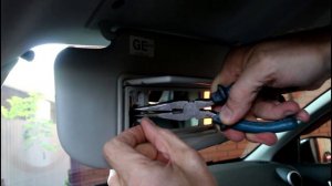 Замена лампы подсветки козырька на Nissan Qashqai 2,0 4WD Ниссан Кашкай 2008 года