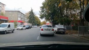 На автомобиле по улицам города Нальчика.Взгляд на улицы города с машины.