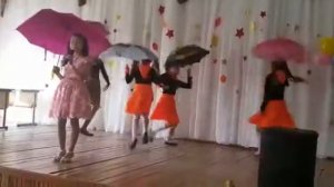 Танец с зонтами! В исполнении 5 класса!!