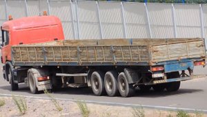 Шаланда SCANIA всё пытается развернутся чтобы, подъехать в правильном положении к стройке.
