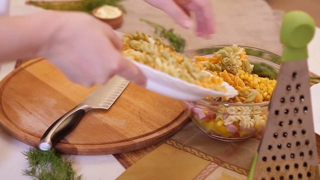 Итальянский салат с ветчиной, сыром и овощами смотреть онлайн