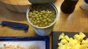 Салат с копчёной форелью. Быстро и вкусно