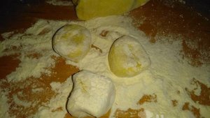 Домашние вареники со сливами