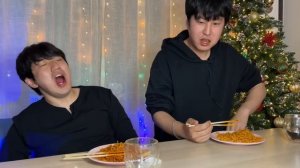 ДЬЯВОЛЬСКИЙ ДОШИРАК/ КОРЕЙЦЫ ПРОБУЮТ САМЫЙ ОСТРЫЙ БИЧ ПАКЕТ В МИРЕ/ НИКОЛАЙ ПО-КОРЕЙСКИ