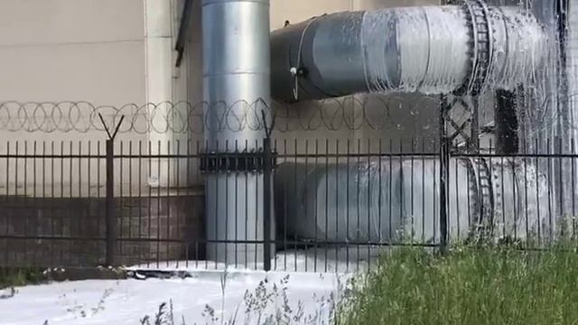 Вчера в Питере накрылся пивоваренный цех и всё пивко разлилось по Октябрьской набережной.