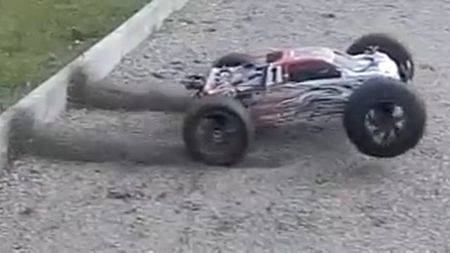 РЕЗКИЙ СТАРТ БЕНЗИНОВОЙ МОДЕЛЬКИ смотреть онлайн