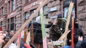 Киевляне пытаются разобрать баррикаду на Майдане