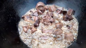 Как приготовить говяжью печень с овощами в казане на костре