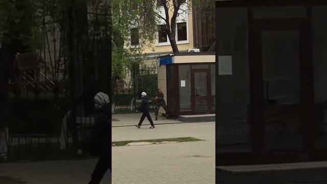 Мужчина пытался разбить стекла пункта полиции кирпичом в Уральске/Видео: tiktok.com/@sarvat_azer