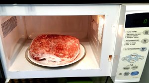 Как быстро разморозить мясо или курицу в микроволновке