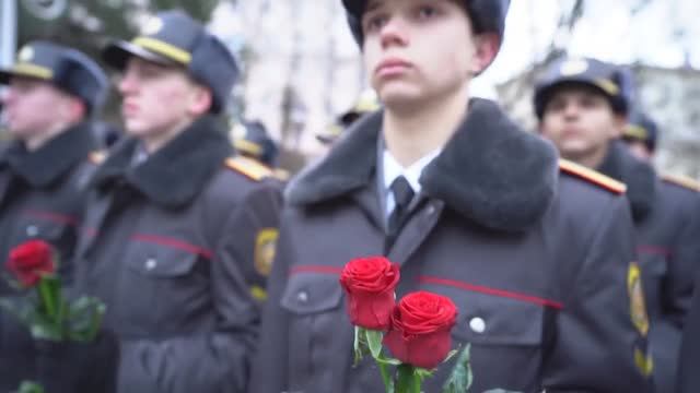 Возложение цветов к Памятнику сотрудникам и военнослужащим, погибшим при исполнении служебного долга