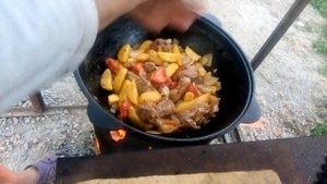 Бозбаш, томатный суп с бараниной в казане на огне