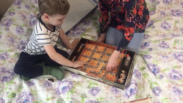 Поля и Саша играют в кукарачу смотреть онлайн