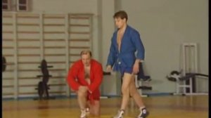 Самбо  Бросок через голову с захватом руки на плечо