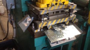 Штамп последовательного действия вырубка и гибка