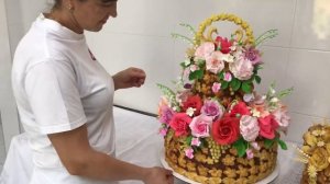 Как украсить каравай сахарными цветами .