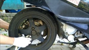 Снятие заднего колеса на Suzuki Skywave