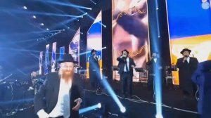 Benny Friedman sings 'Charasho' live at Moscow wedding