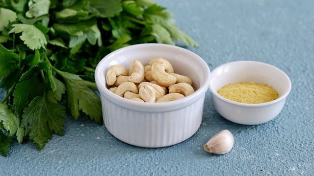 Зеленая заправка для салата. Простой рецепт
