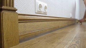 Плинтус съемный скрытого монтажа из дуба, ясеня и фанеры