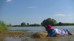 ОН НЕ ЛЕЗЕТ В ПОДСАК Схватка с речным гигантом Рыбалка на раскатах в Астрахани