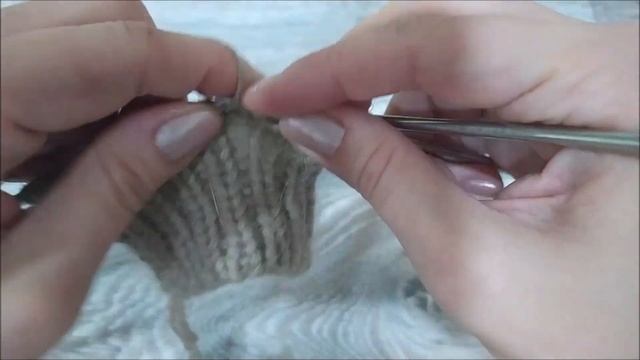 Женские варежки (рукавицы) с косами спицами