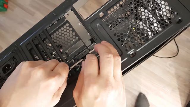 Монтирование крепежа для вертикального расположения видеокарты. смотреть онлайн