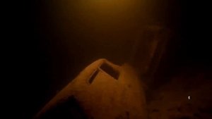 Автомобили на дне карьера.