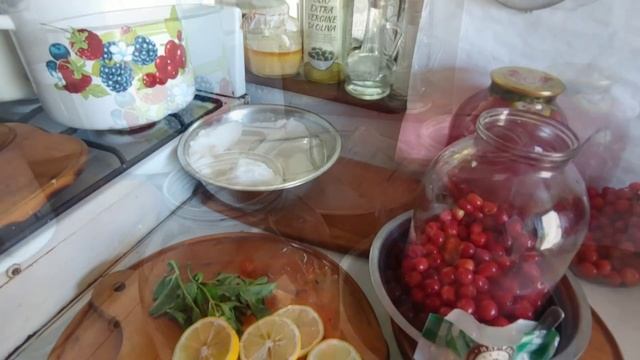 компоти ВИШНЕВЕ МОХІТО , ВИШНЕВА ФАНТА / вишневі компоти з листочками смородини . смотреть онлайн