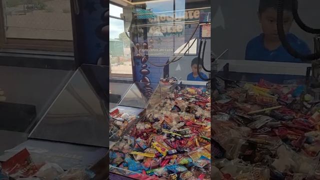 Chocolate Castle Claw Machine. Just like taking Candy from a baby! смотреть онлайн