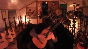 Душевно играет на гитаре Бетховен-К Элизе,удивительный человек,талант, шикарно сыграл.