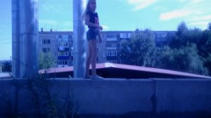 Моя подруга упала с крыши жесть!4 метра высоты