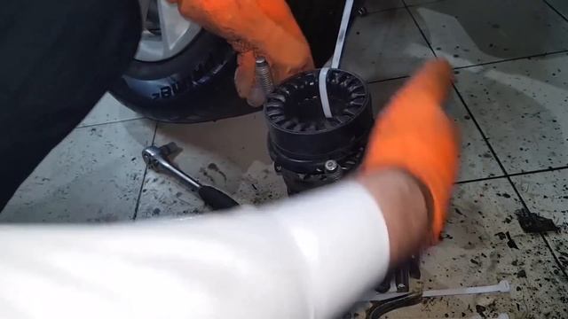 Ремонт и сервис хендай. Замена колодок и проставки в пружины. смотреть онлайн