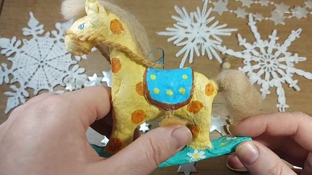 Елчная игрушка Лошадка-качалка смотреть онлайн