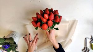 Фруктовый букет из ягод клубники своими руками.