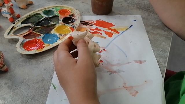 Как проходят занятия по лепке Старооскольской глиняной игрушке в Центре народных промыслов смотреть онлайн